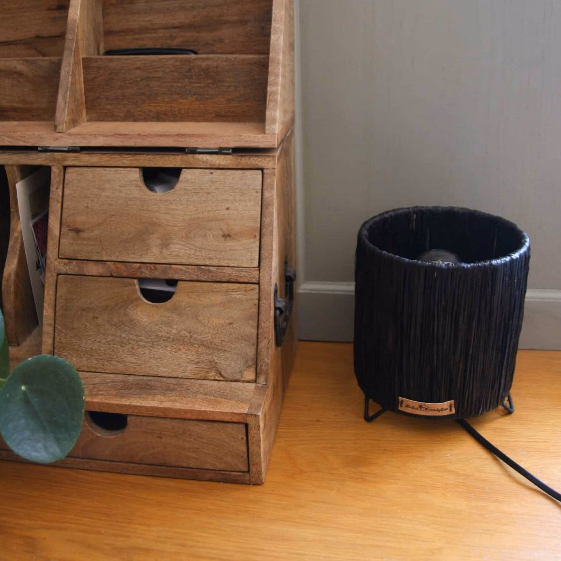 petite lampe à poser en raphia noir sur bureau