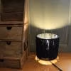 lampe à poser raphia noir éclairée