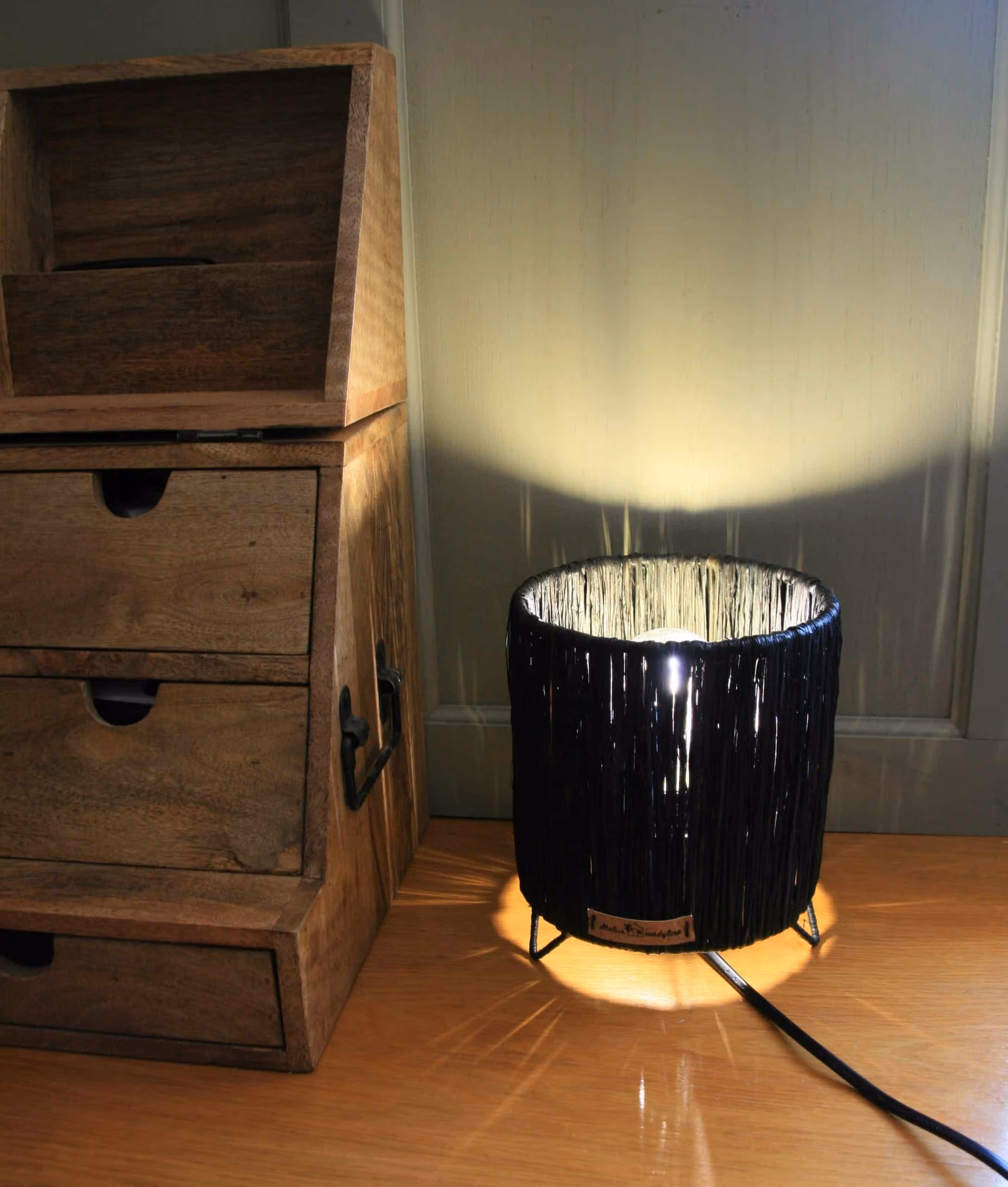 lampe à poser raphia noir éclairée