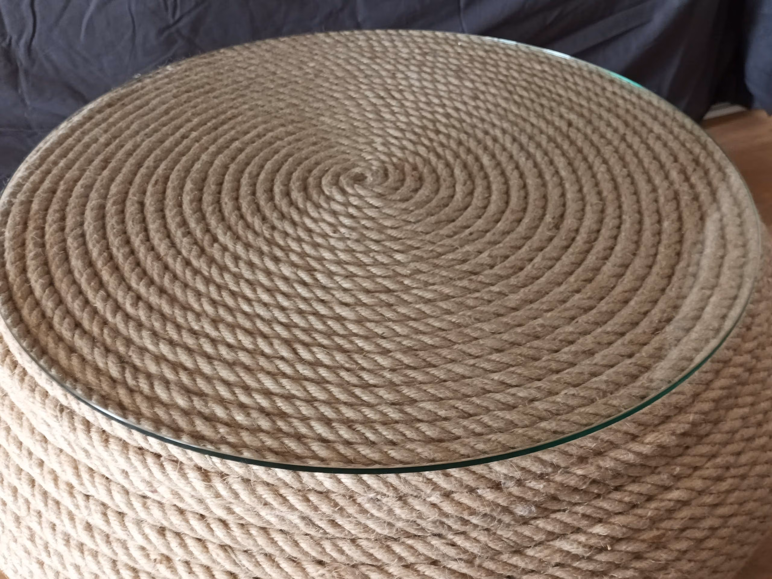 table basse corde et pneu vue sur plateau en verre