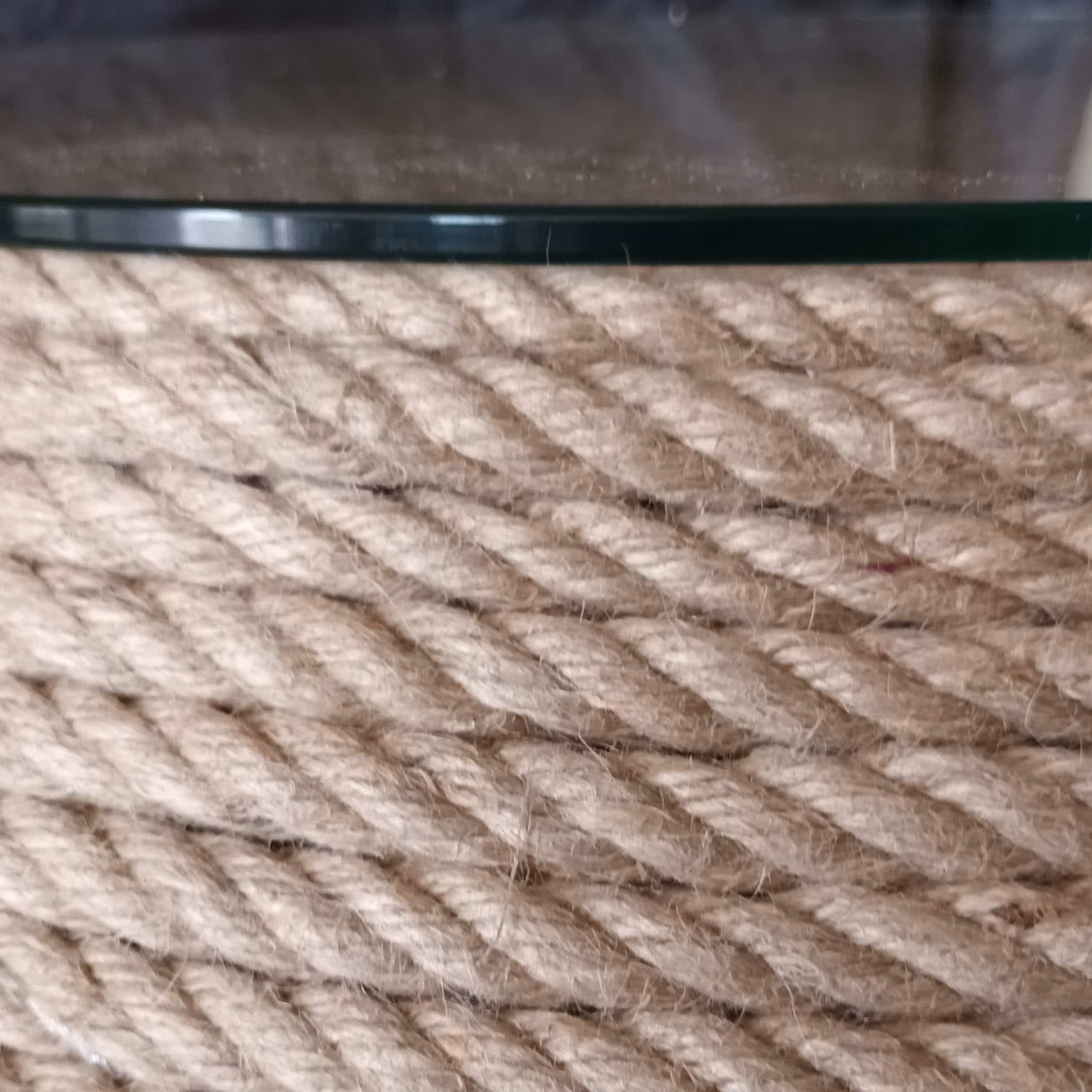 tabla basse corde et pneu zoom sur la corde de chanvre