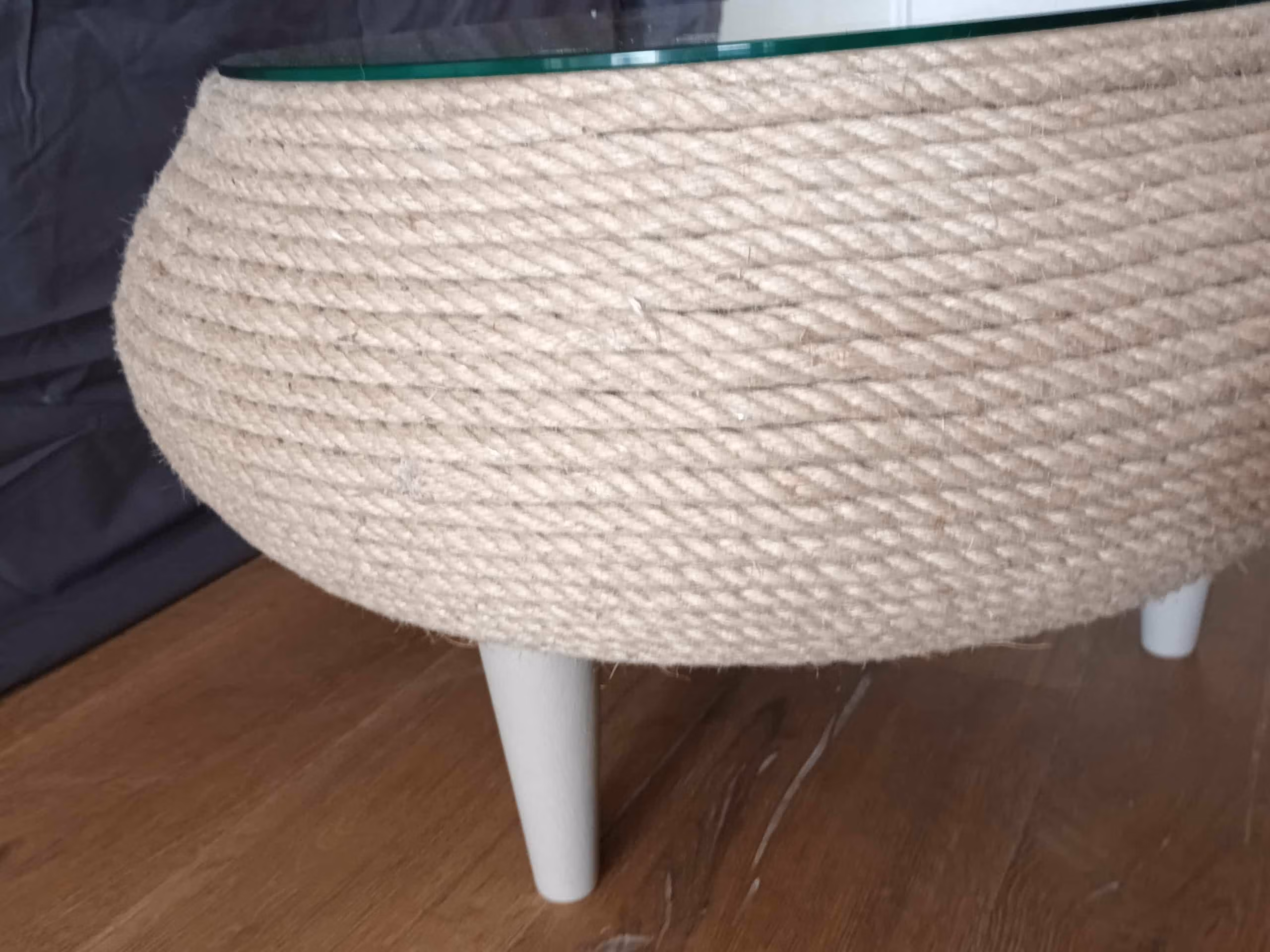 table basse corde et pneu détail sur la corde en chanvre et pieds en bois