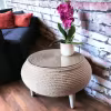 table basse ronde en corde et pneu avec orchidée dans salon