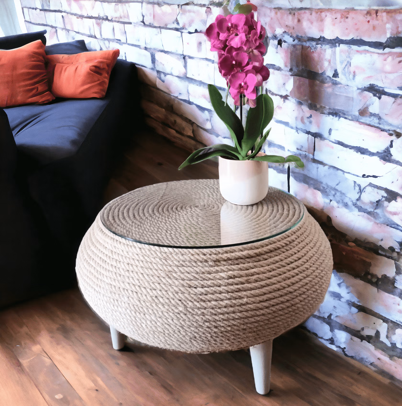 table basse ronde en corde et pneu avec orchidée dans salon