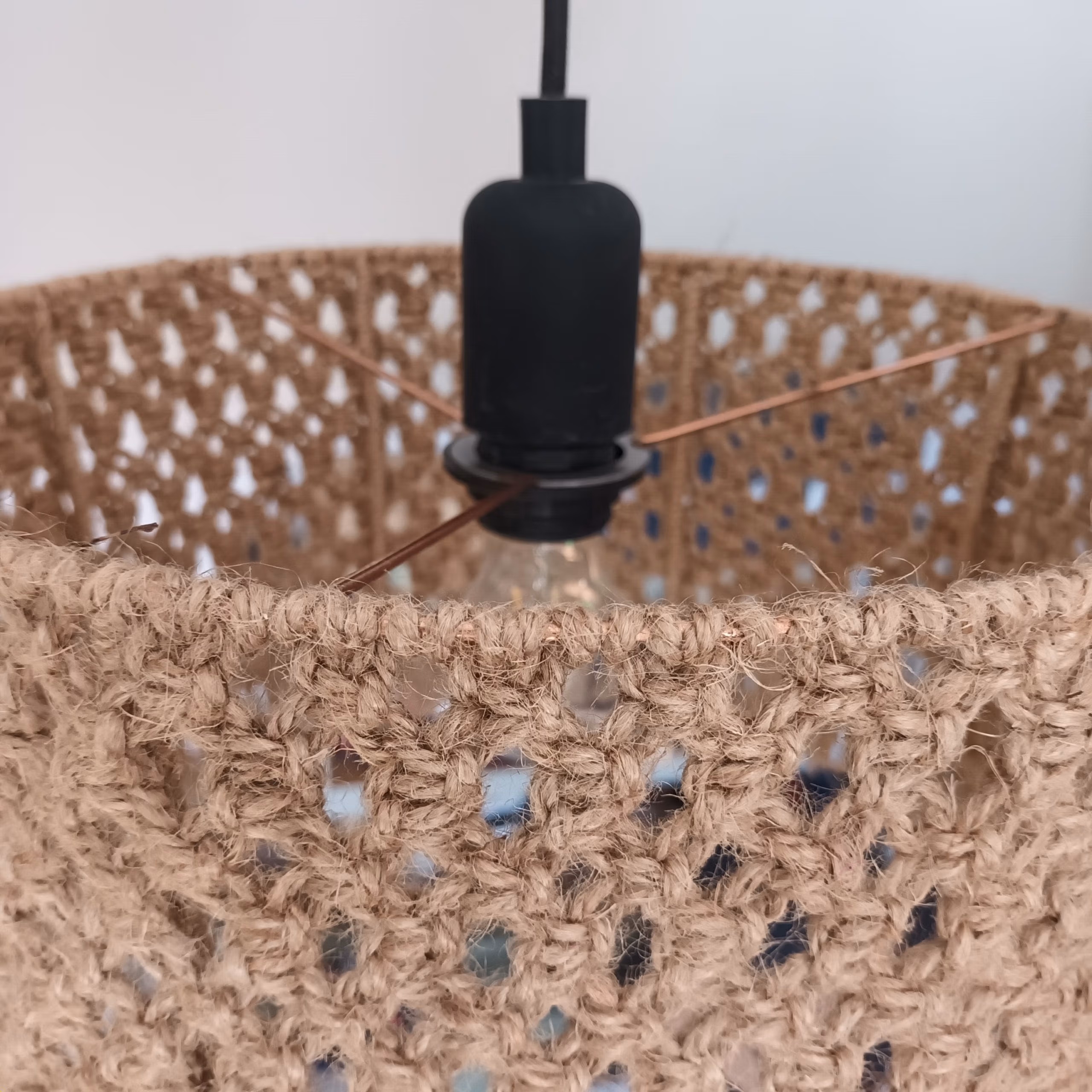 abat-jour corde de jute vue de dessus sur structure cuivre