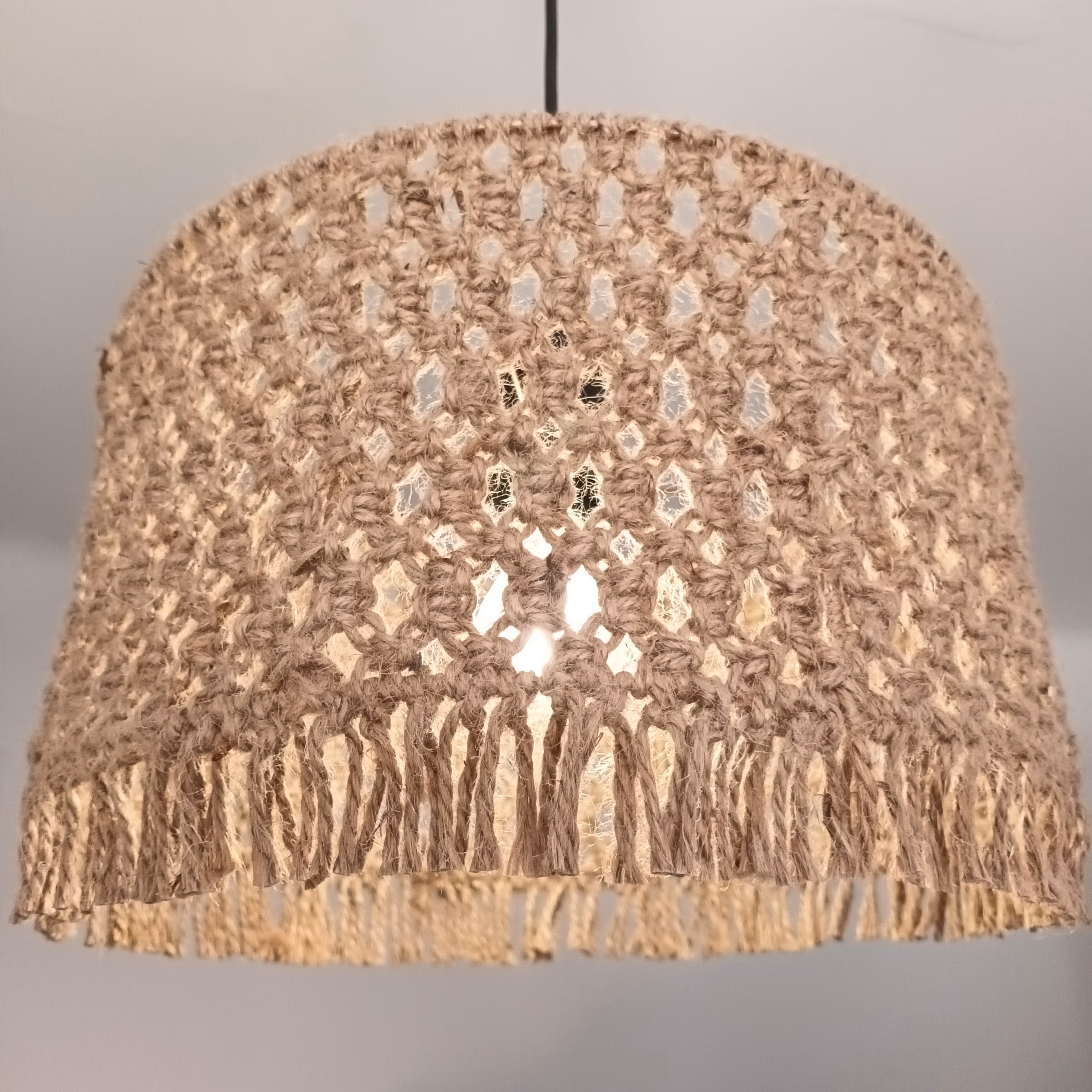 abat-jour corde de jute lumière allumée