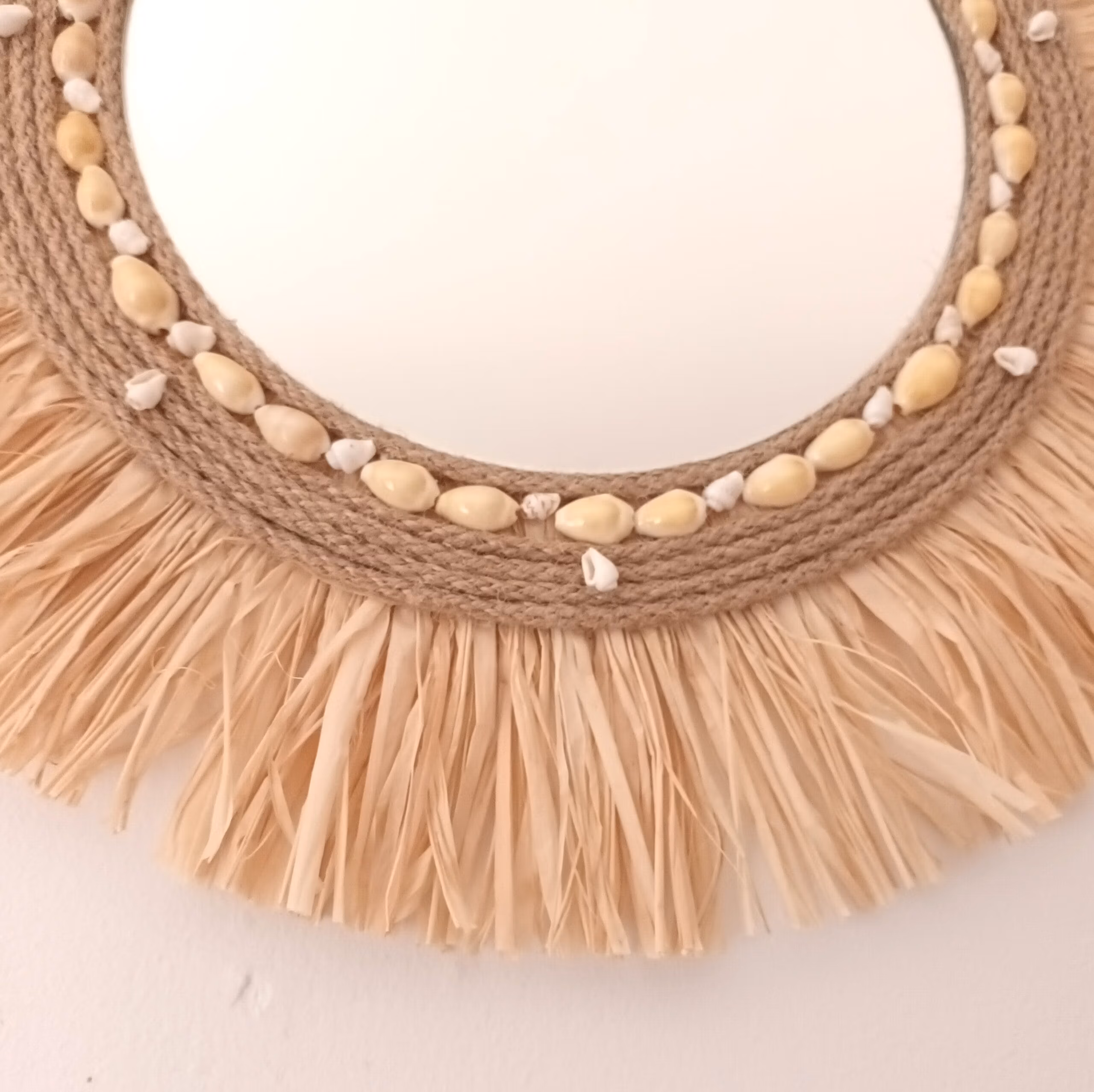 détail miroir raphia et porcelaine