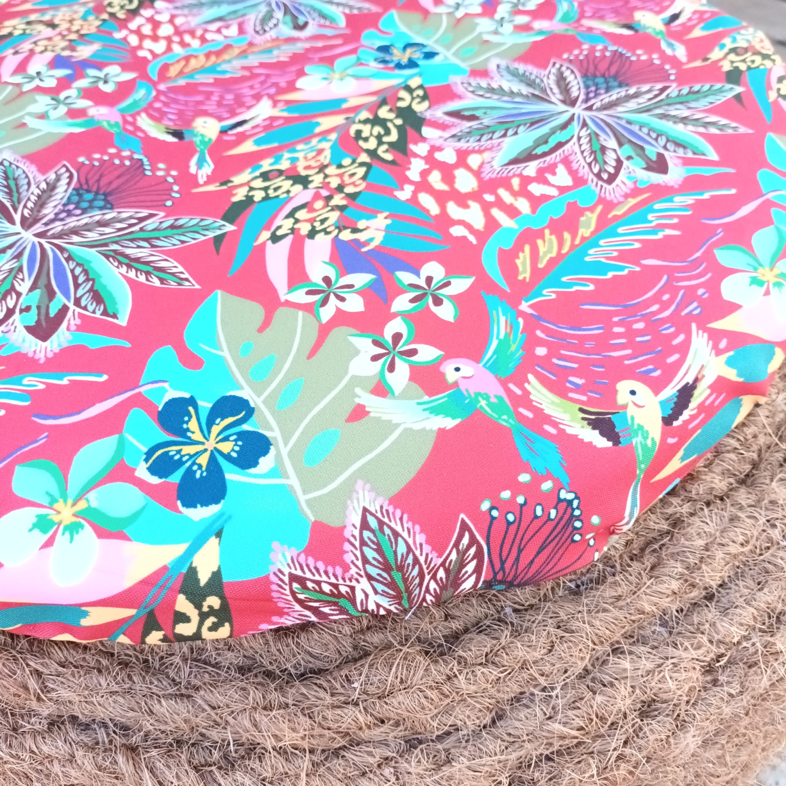pouf de jardin et son coussine pouf d'extérieur en corde de coco et coussin rouge