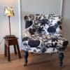 fauteuil crapaud restauré avec un tissu noir et vanille