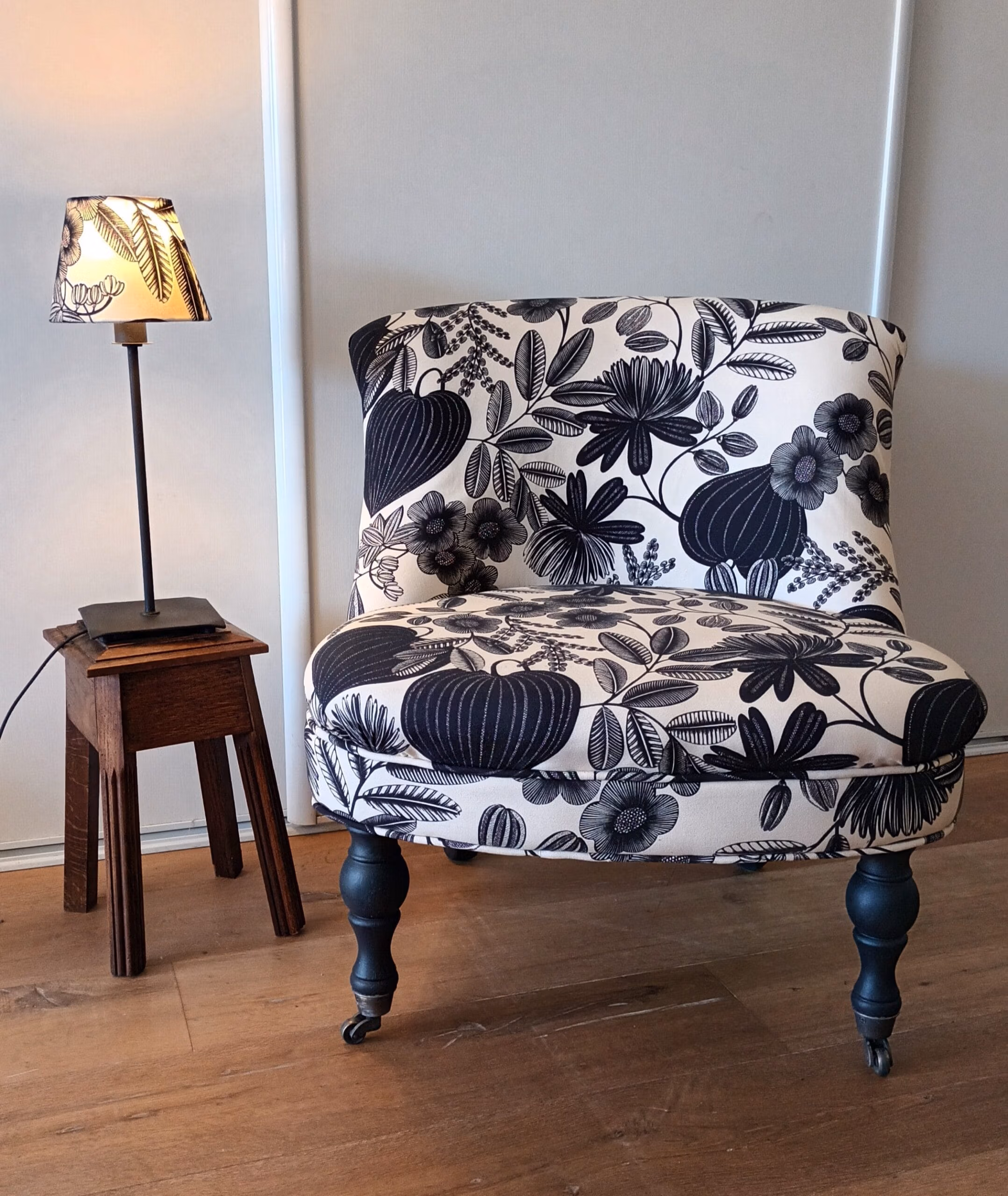 fauteuil crapaud restauré avec un tissu noir et vanille