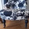 fauteuil crapaud avec les pieds noirs