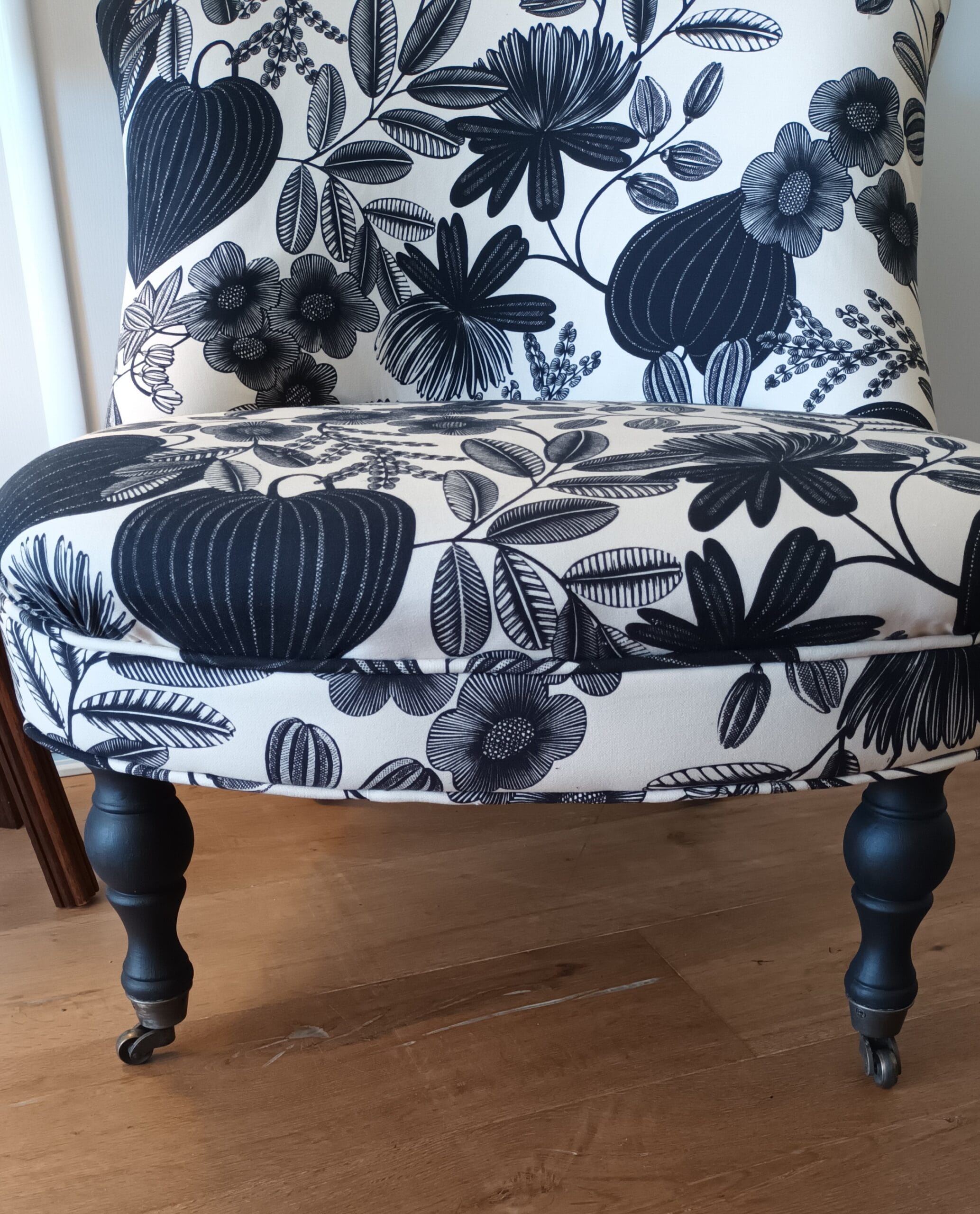 fauteuil crapaud avec les pieds noirs