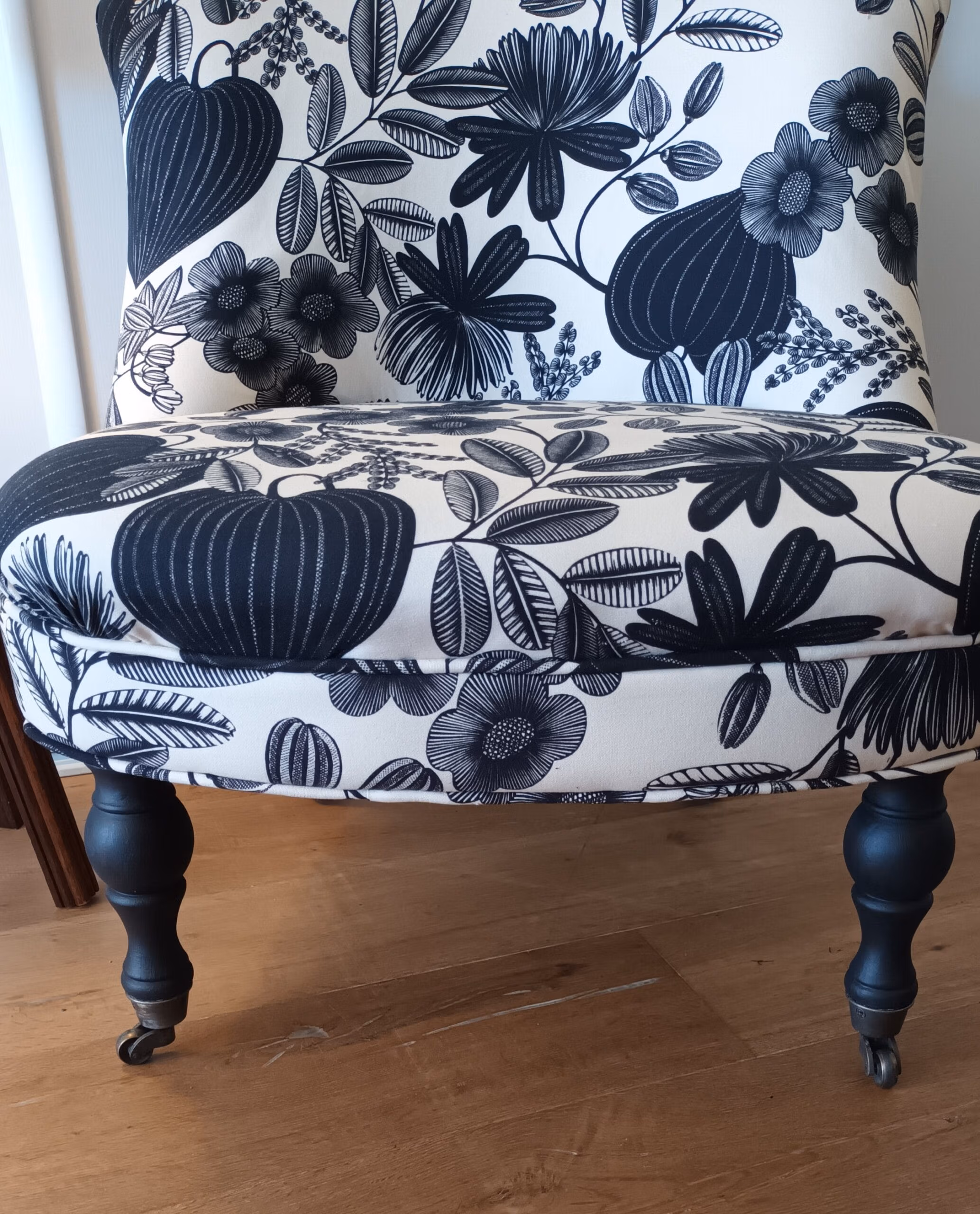 fauteuil crapaud avec les pieds noirs