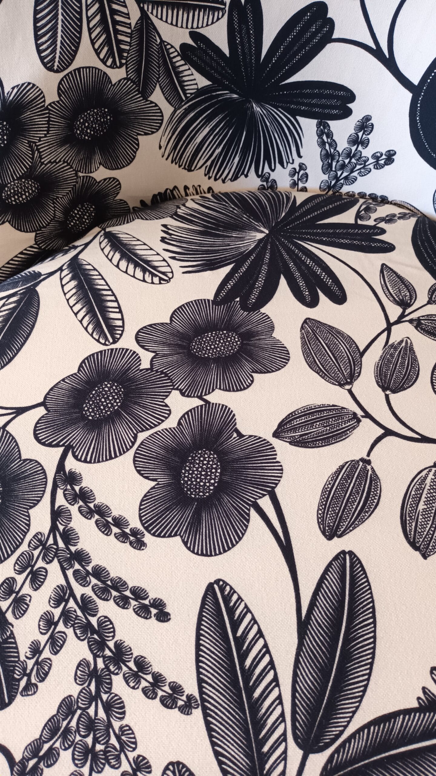 détail du tissu noir et vanille du fauteuil crapaud