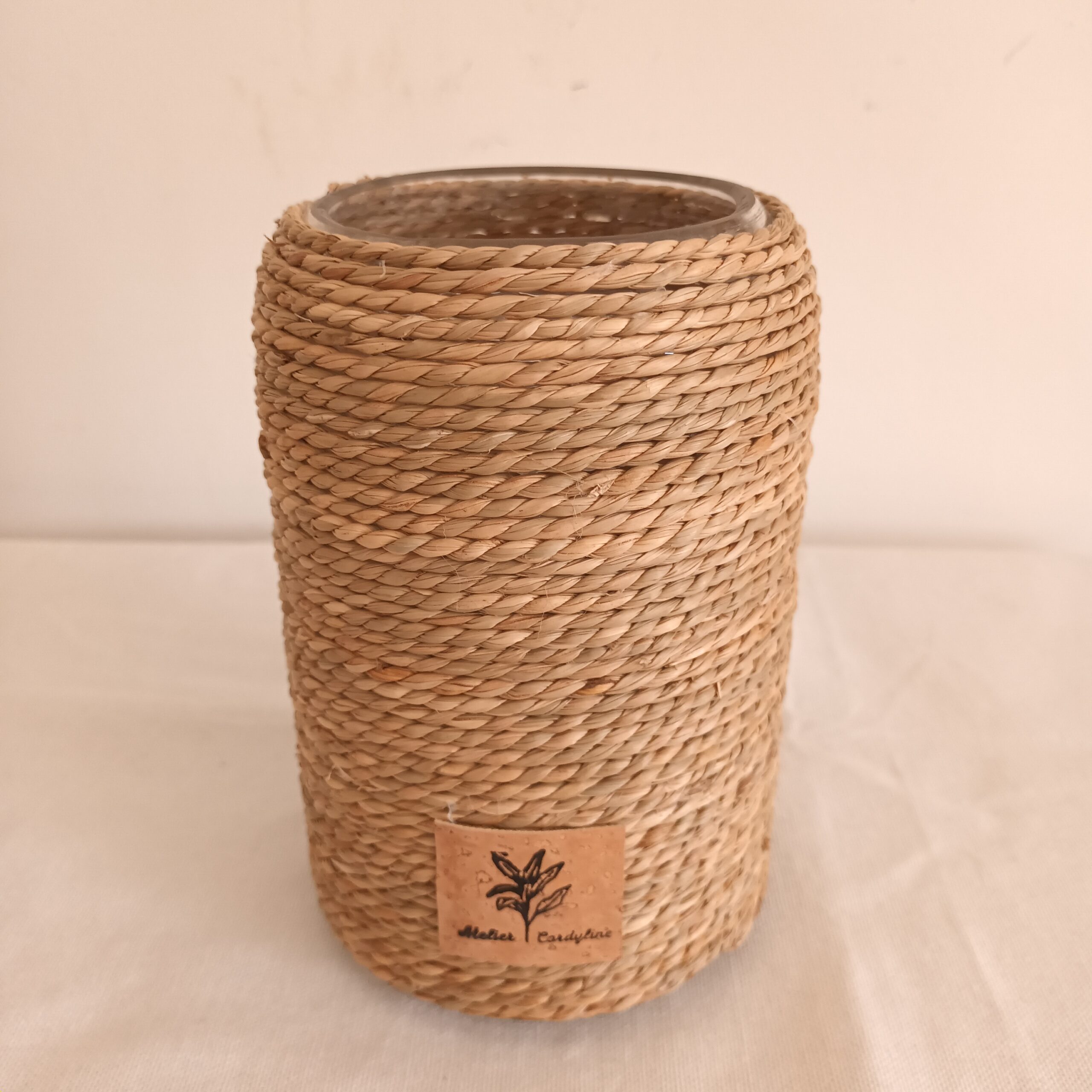 vase bouteille transparente basse et jonc de mer