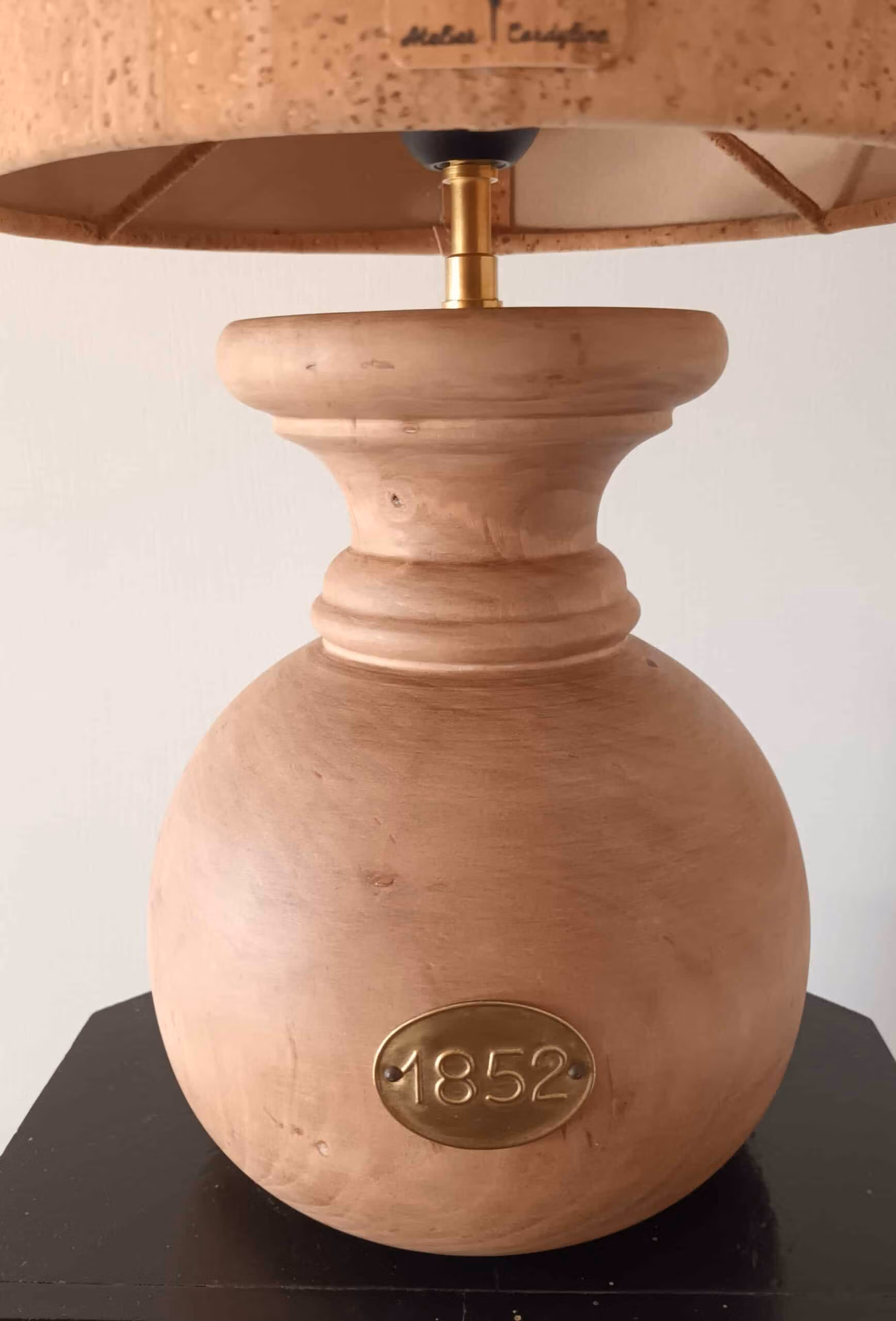 pied en bois de la lampe à poser bois et liège