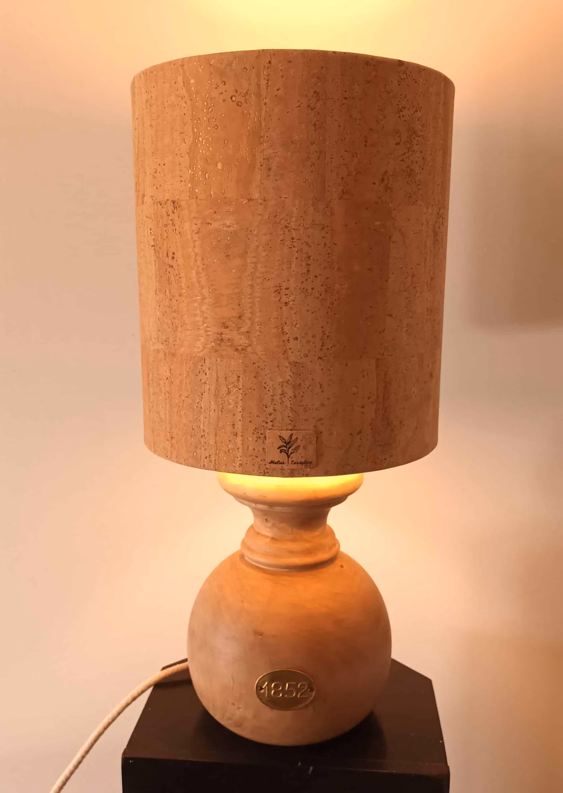 lampe à poser en bois et liège avec éclairage