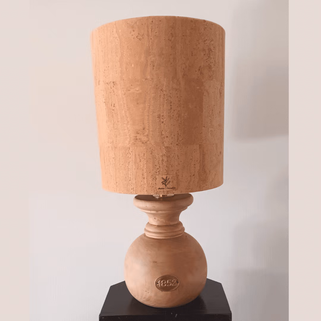 lampe à poser en bois et liège sur socle enbois