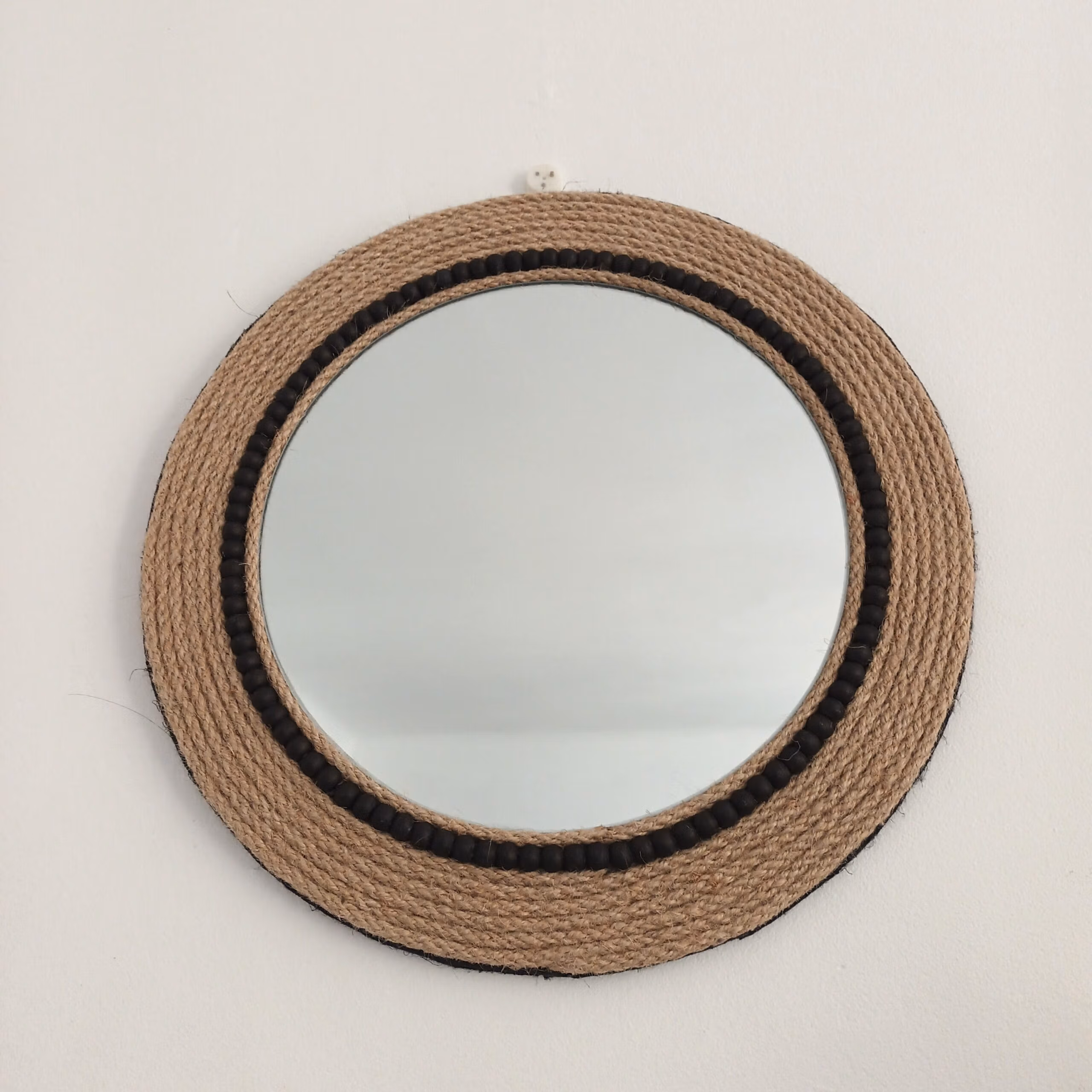 petit miroir corde de jute et boules en bois noires