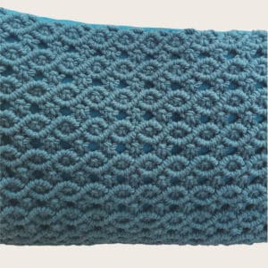 Coussin rectangulaire macramé 50×30 – bleu paon