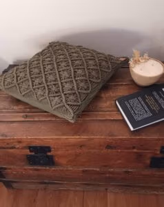 des coussins en macramé entièrement faits main