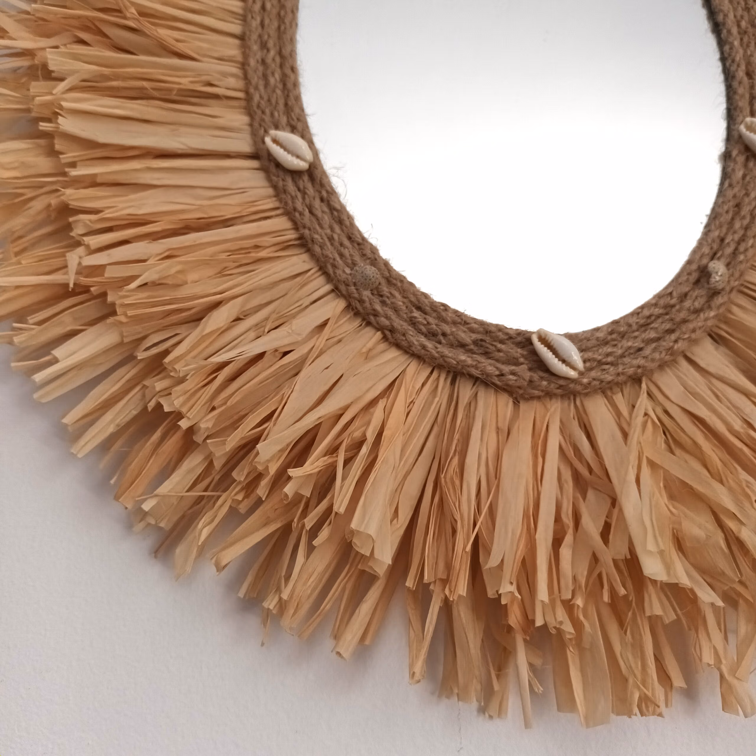 Miroir ovale raphia et coquillages – Image 2