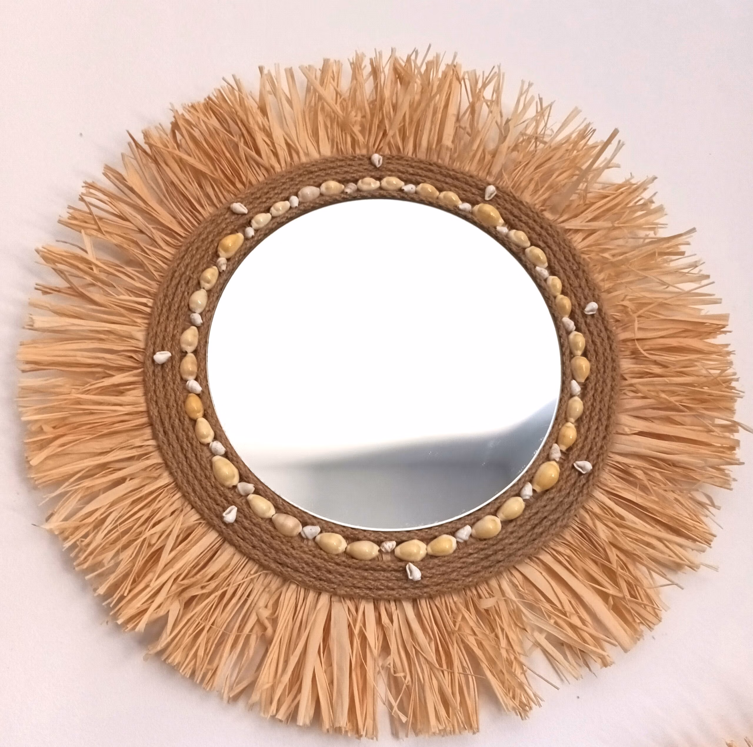 miroir rond en raphia et coquillages cauris