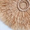 détail de la grande décoration murale en raphia et sisal