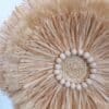 détail de la petite décoration murale en raphia et sisal