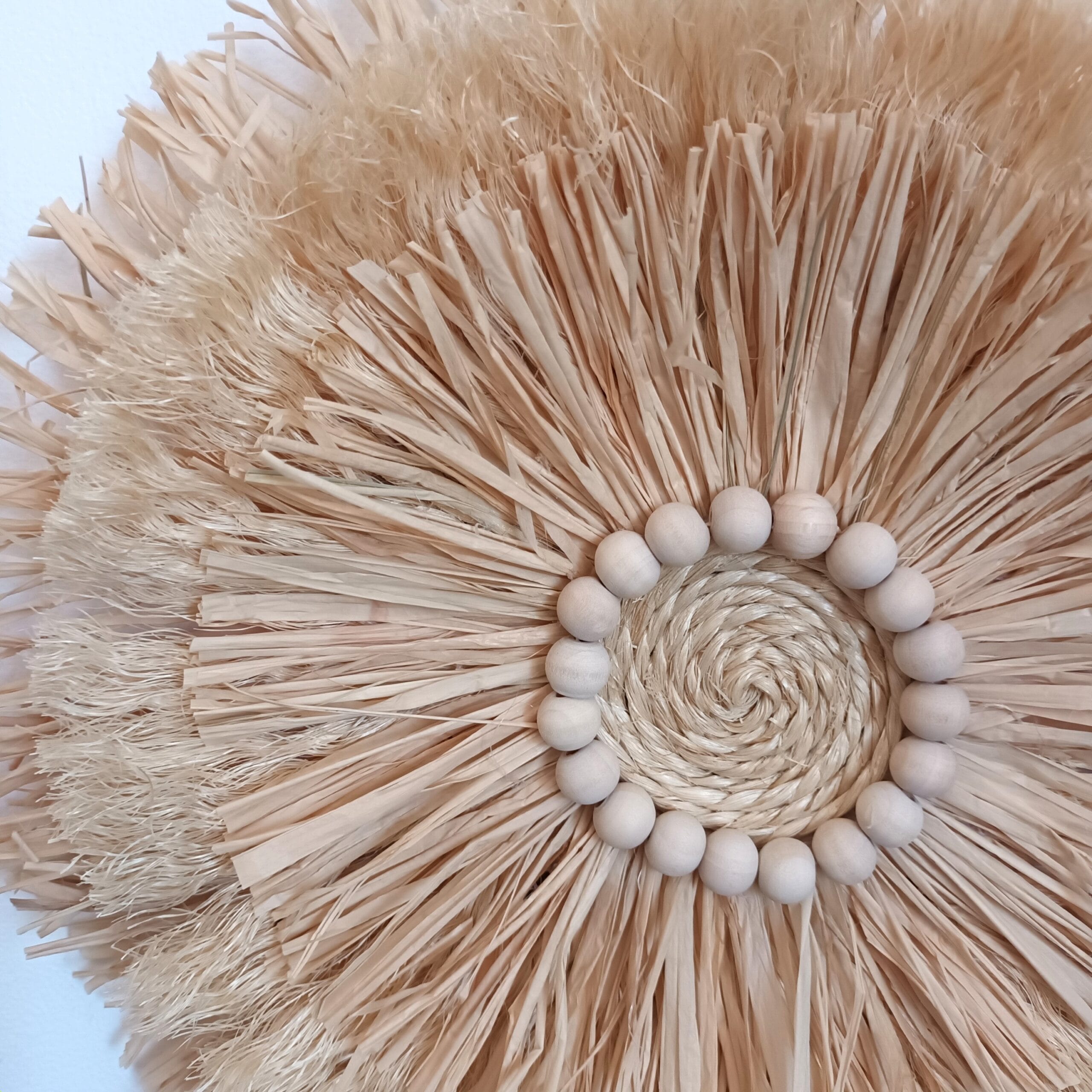 détail de la petite décoration murale en raphia et sisal
