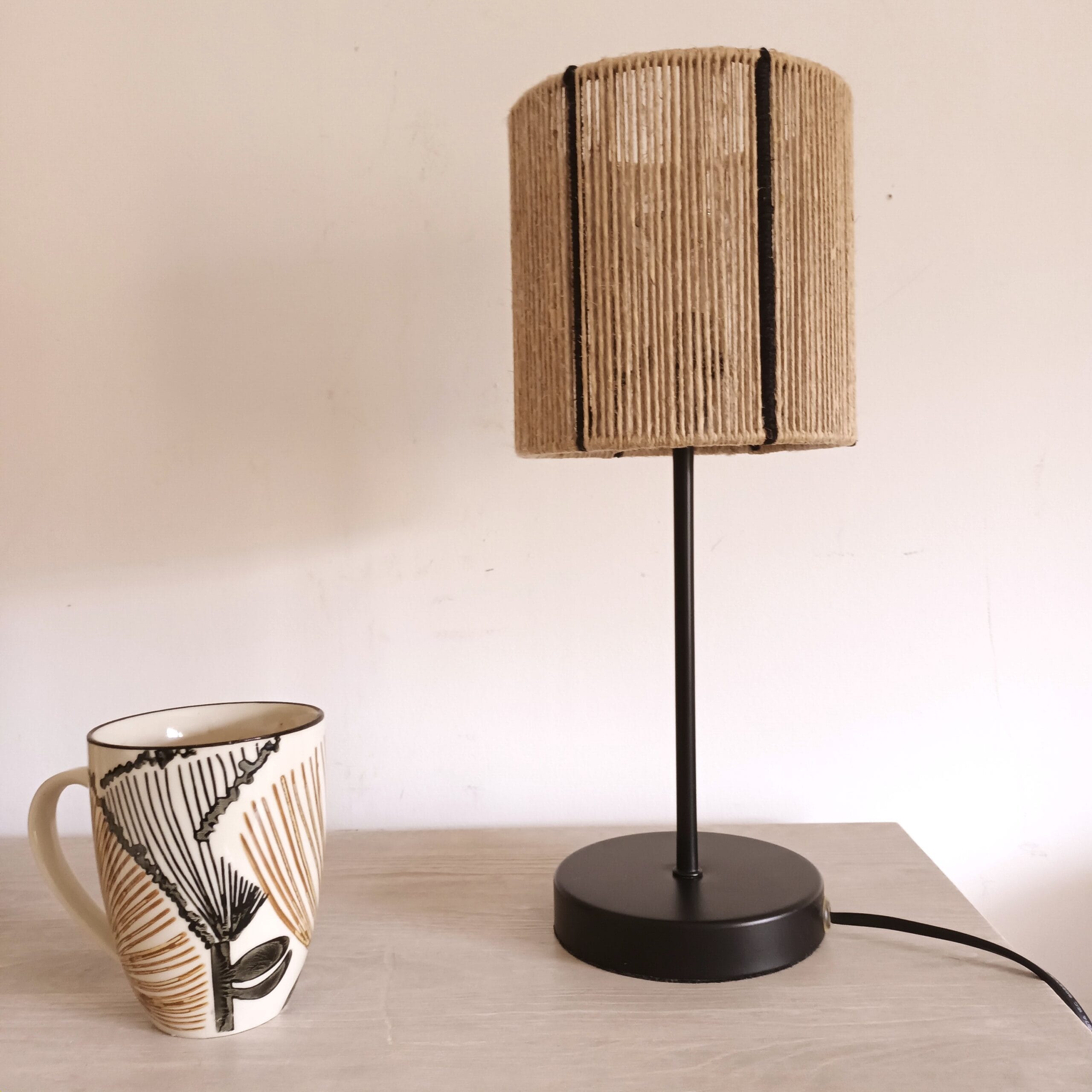 lampe à poser en ficelle de lin et pied en métal